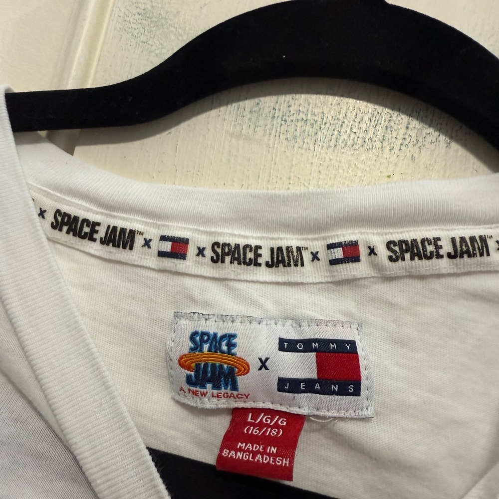 Tommy Hilfiger Kids White Graphic Tee‎ with Cartoon Design - Picture 2 of 4